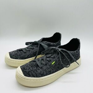 Cariuma Black and Cream Women's Sneakers Size 7.5 or Men’s Size 6